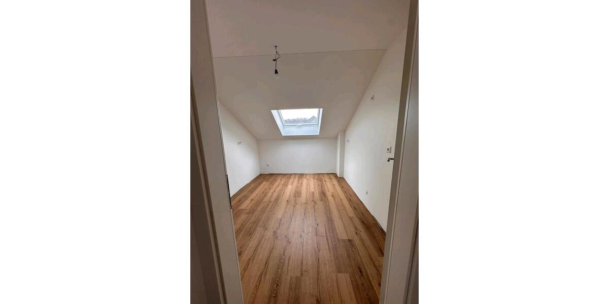Dachgeschoßwohnung Markgröningen - 2.5 Zimmer, 80 m&sup2;, 1.375&euro; | Angebot:25267862