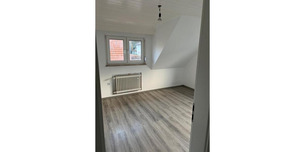 Dachgeschoßwohnung Mühlacker - 3 Zimmer, 90 m&sup2;, 1.300&euro; | Angebot:26612905