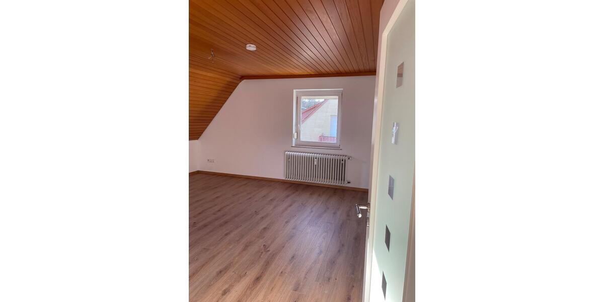 Dachgeschoßwohnung Mönsheim - 3 Zimmer, 70 m&sup2;, 820&euro; | Angebot:25791244