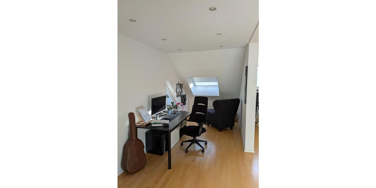 Dachgeschoßwohnung Stuttgart Luginsland - 4.5 Zimmer, 129 m&sup2;, 1.800&euro; | Angebot:25539472