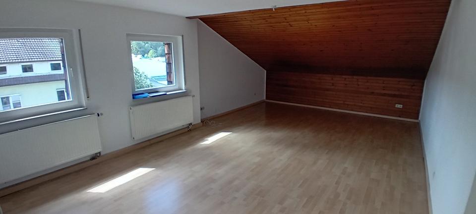 Dachgeschoßwohnung Mühlacker - 2.5 Zimmer, 100 m&sup2;, 800&euro; | Angebot:27572628