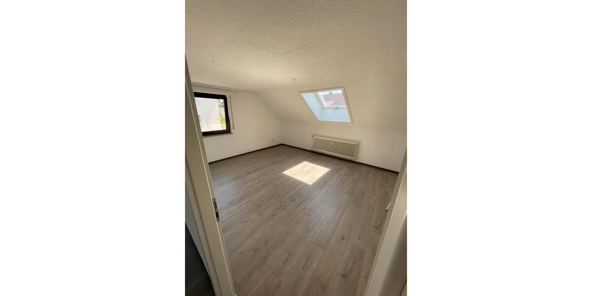 Dachgeschoßwohnung Esslingen am Neckar - 3 Zimmer, 70 m&sup2;, 1.300&euro; | Angebot:27535368