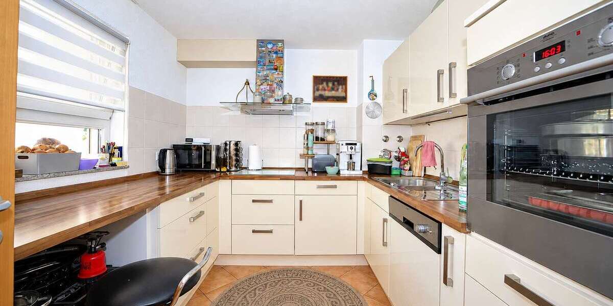 Großzügige 4,5 Zimmer-Wohnung mit großer überdachter Loggia, Aufzug und Tiefgarage in Plochingen - Etagenwohnung Plochingen | Angebot:27532372