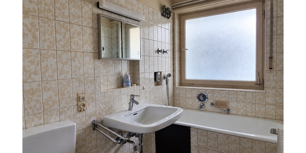 Familienfreundliches Einfamilienhaus mit Einliegerwohnung in attraktiver Aussichtslage von Leonberg - Einliegerwohnung Leonberg Leonberg | Angebot:27550187