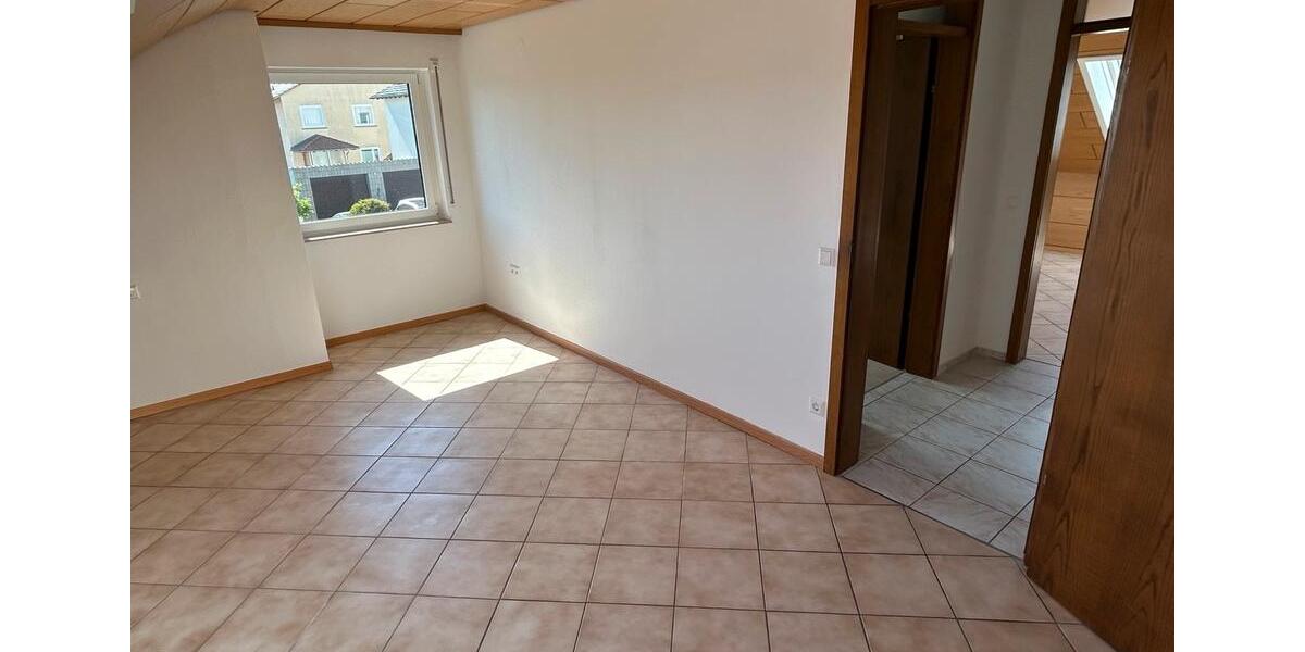 Dachgeschoßwohnung Brackenheim - 3.5 Zimmer, 92 m&sup2;, 950&euro; | Angebot:26440322