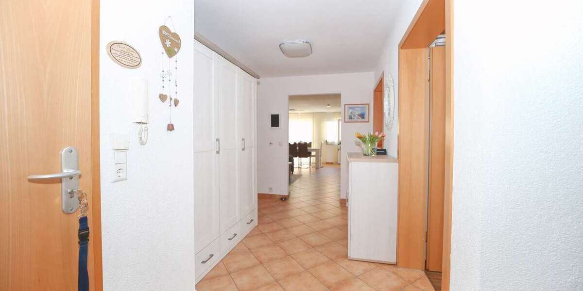 Großzügige 4,5 Zimmer-Wohnung mit großer überdachter Loggia, Aufzug und Tiefgarage in Plochingen - Etagenwohnung Plochingen | Angebot:27532372