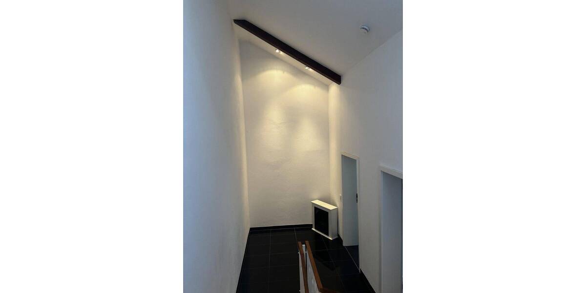 Reihenmittelhaus Stuttgart Nord - 7 Zimmer, 183 m&sup2;, 2.725&euro; | Angebot:26926626