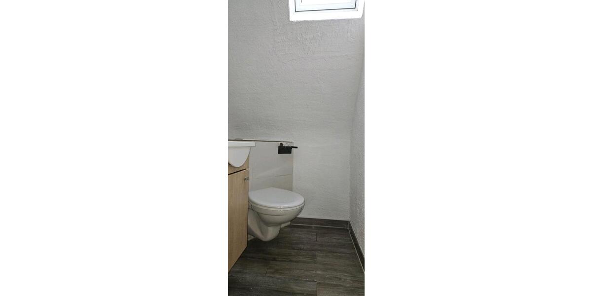 Dachgeschoßwohnung Backnang - 5 Zimmer, 94 m&sup2;, 1.300&euro; | Angebot:25948413