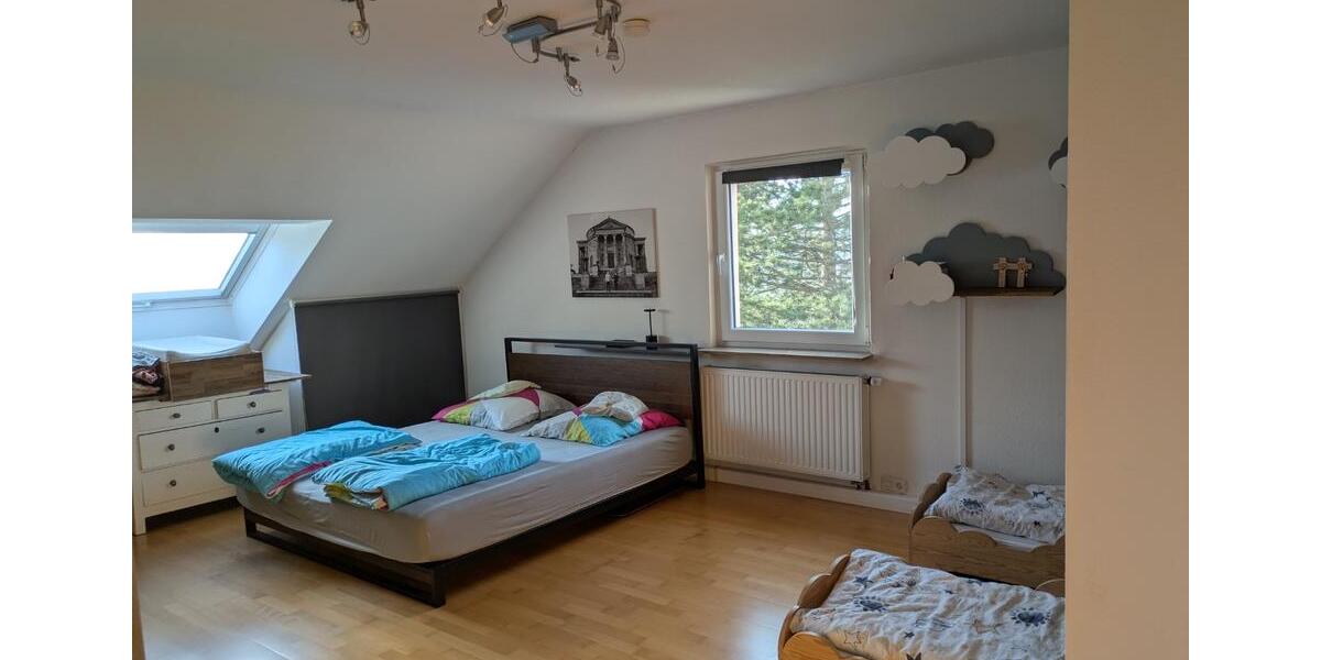 Dachgeschoßwohnung Stuttgart Luginsland - 4.5 Zimmer, 129 m&sup2;, 1.800&euro; | Angebot:25539472