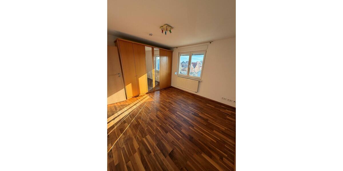 Etagenwohnung Leonberg - 3 Zimmer, 81 m&sup2;, 1.200&euro; | Angebot:25945571