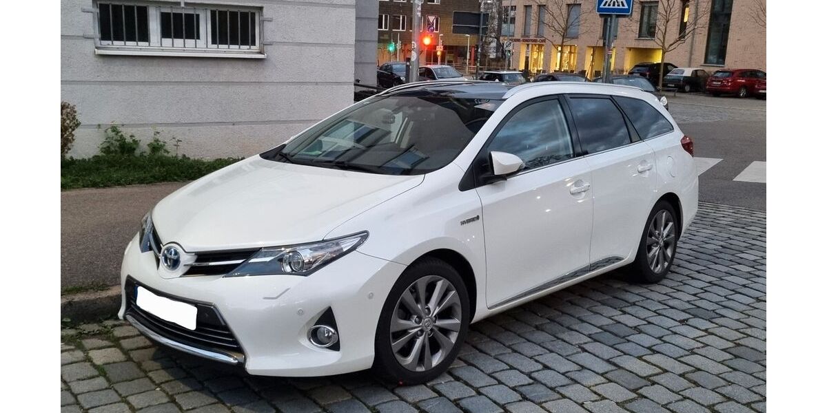 Toyota Auris Touring Sports 156.900 km 13.199 &euro; Stuttgart 70191