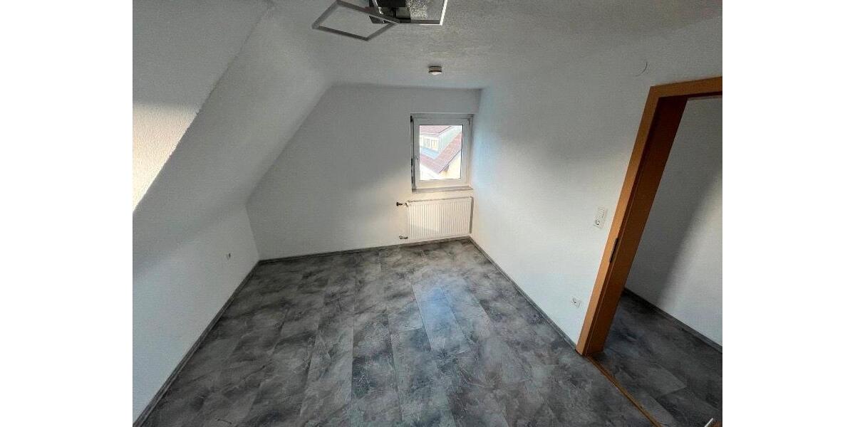 Dachgeschoßwohnung Mühlacker - 2.5 Zimmer, 60 m&sup2;, 700&euro; | Angebot:25995943