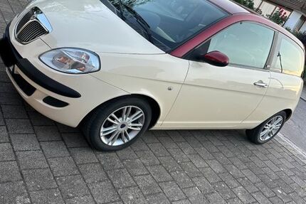 Lancia Ypsilon 88.000 km 3.150 &euro; Stuttgart 70193